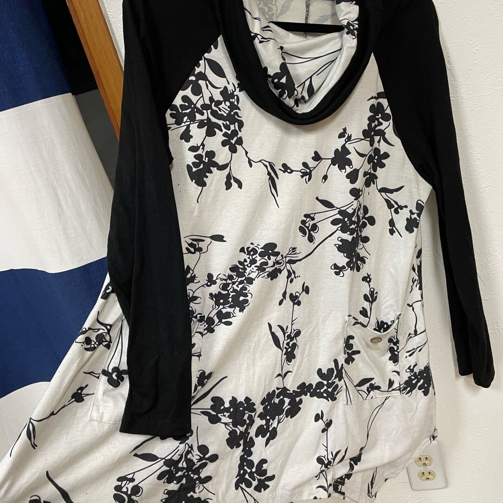 White and black floral asymmetric blouse (XL)